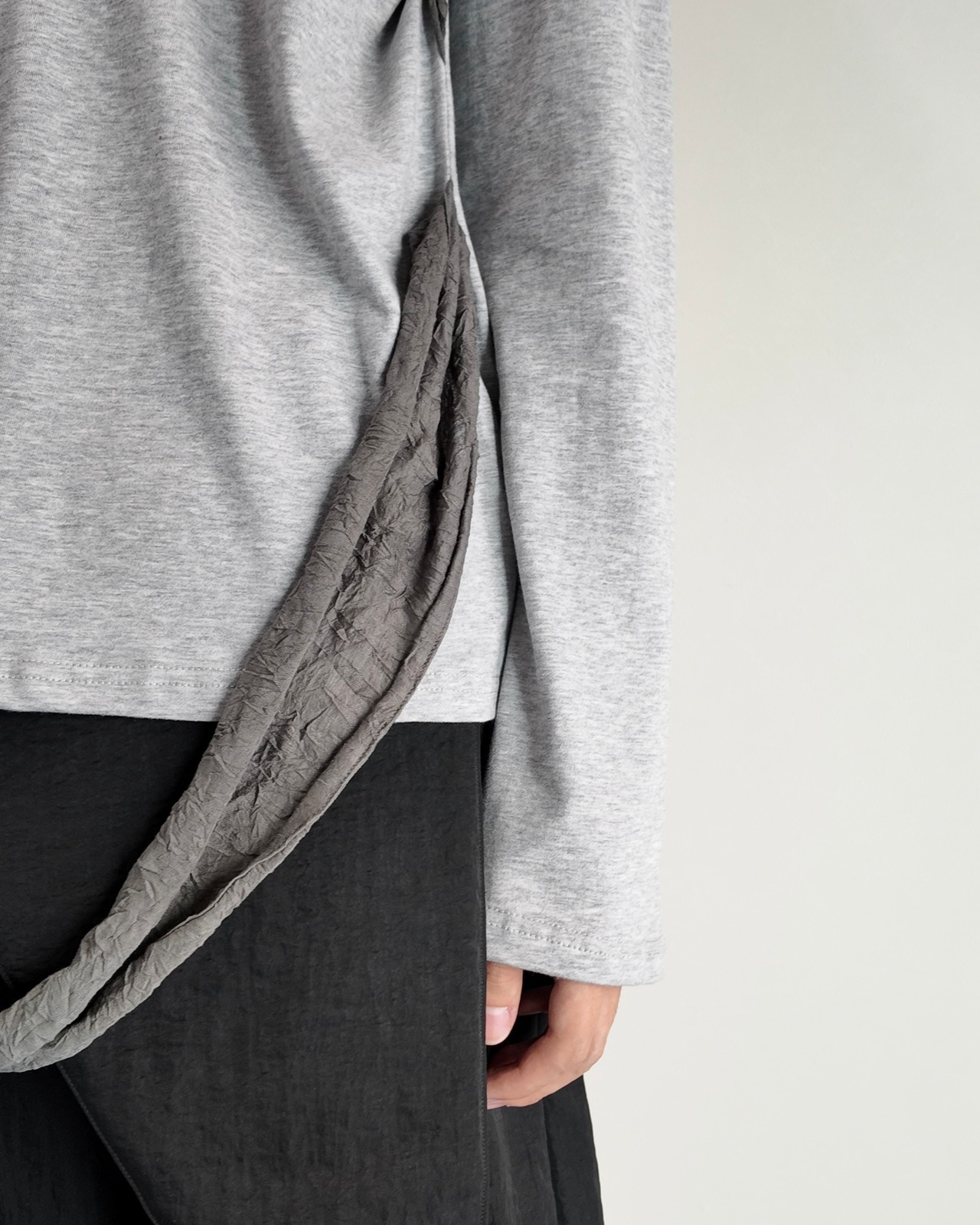 【26/AW STRONGTHE】GREY / LIFTED MULTI-STRAP HENLEY