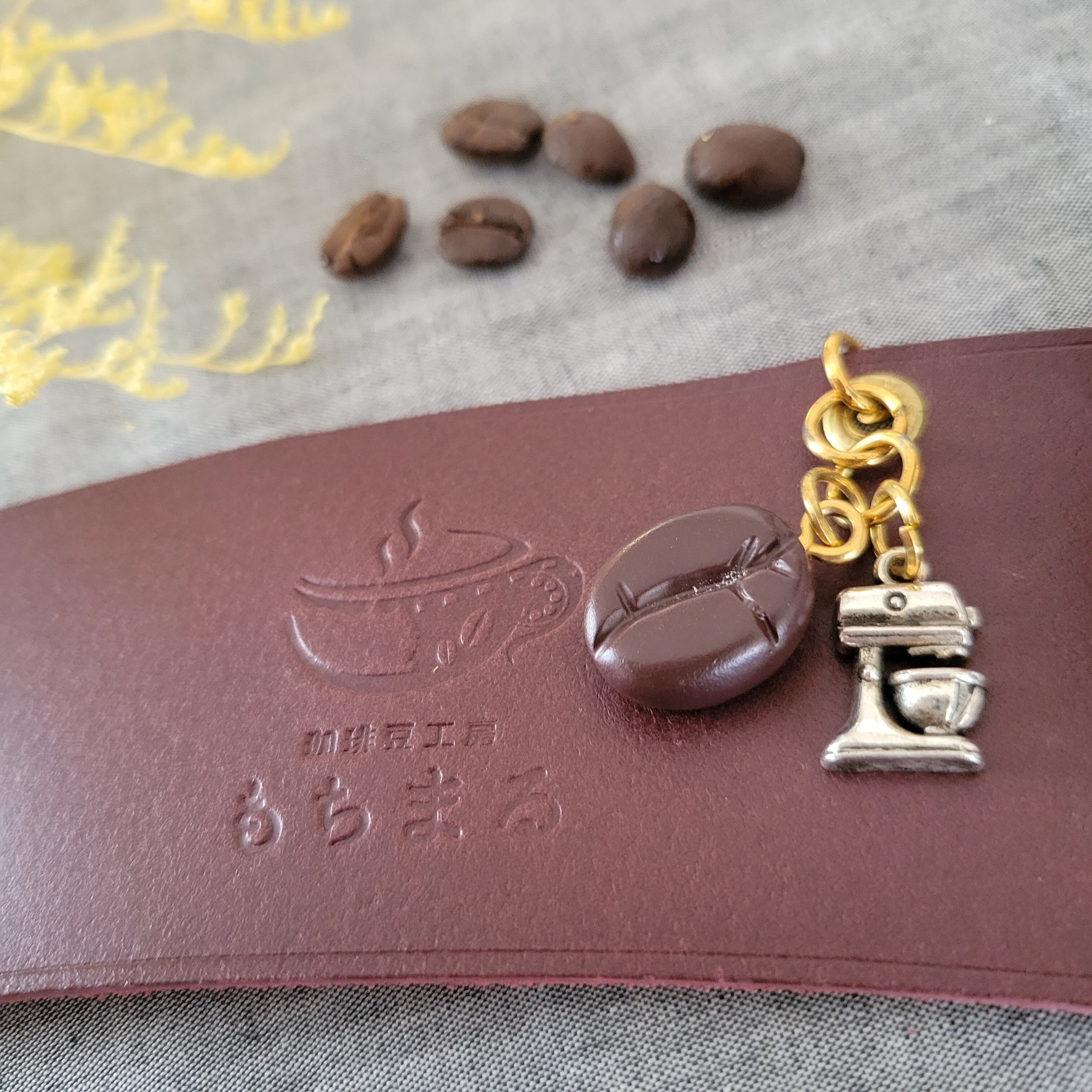 ブラウン/可愛いコーヒーショップ風デザインのがま口(ブラウン玉/チャーム付) レザーカップホルダー エスプレッソマシンチャーム付き 牛本革 | 珈琲