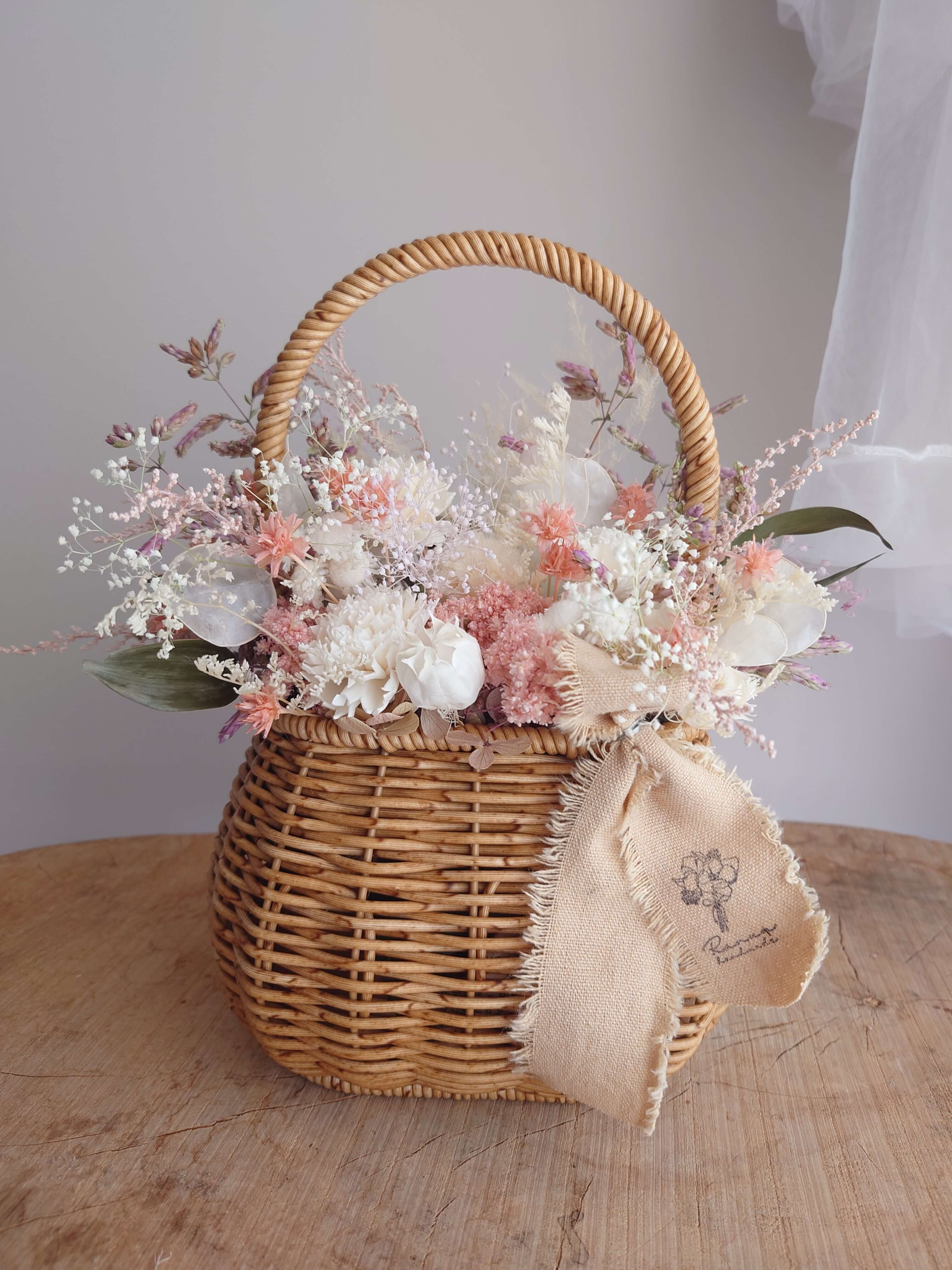 淡色ドライフラワーのかごアレンジ|ピンクホワイトのやさしいバスケット