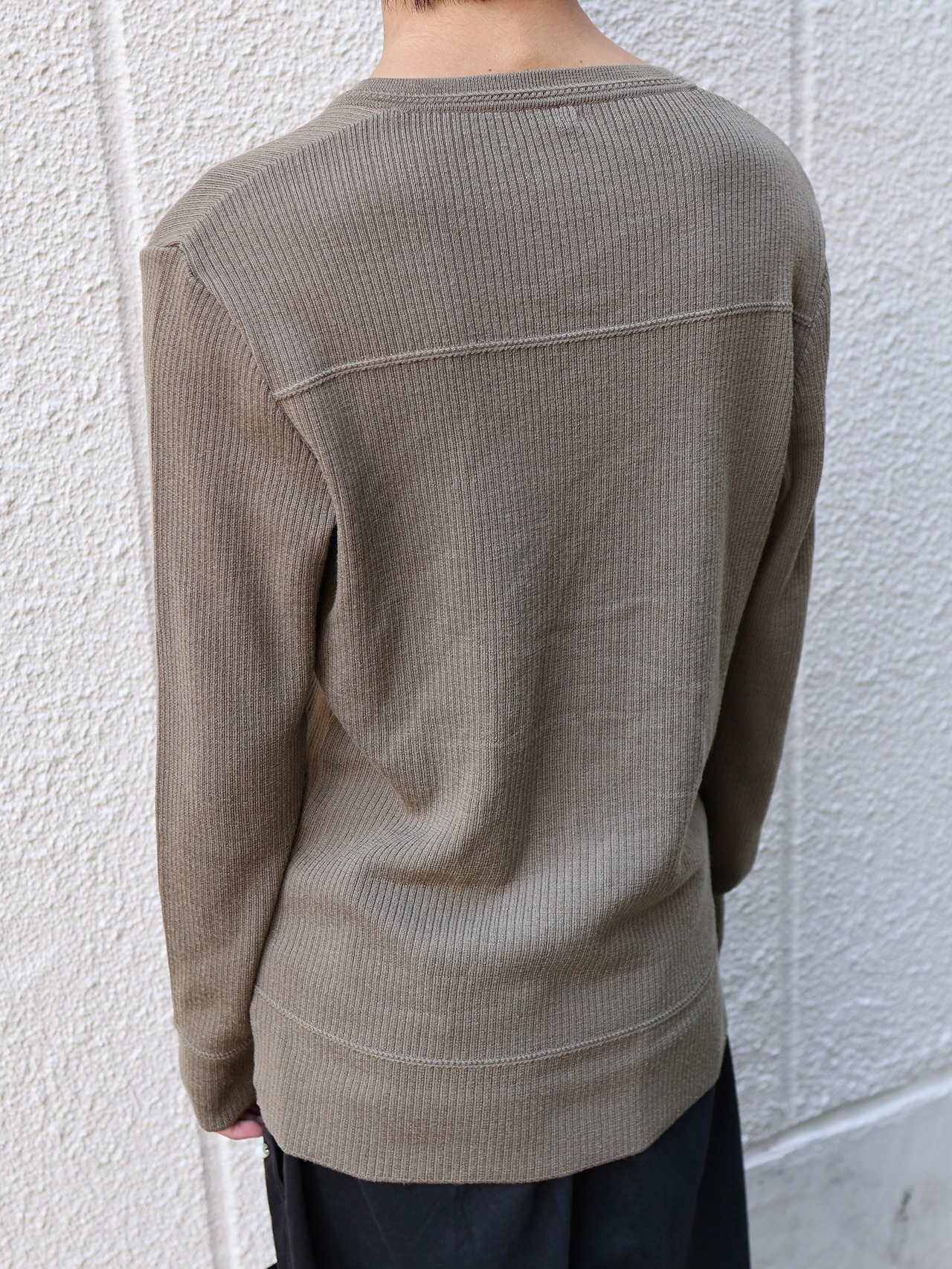 【blackbarrett】tight silhouette Vneck knit