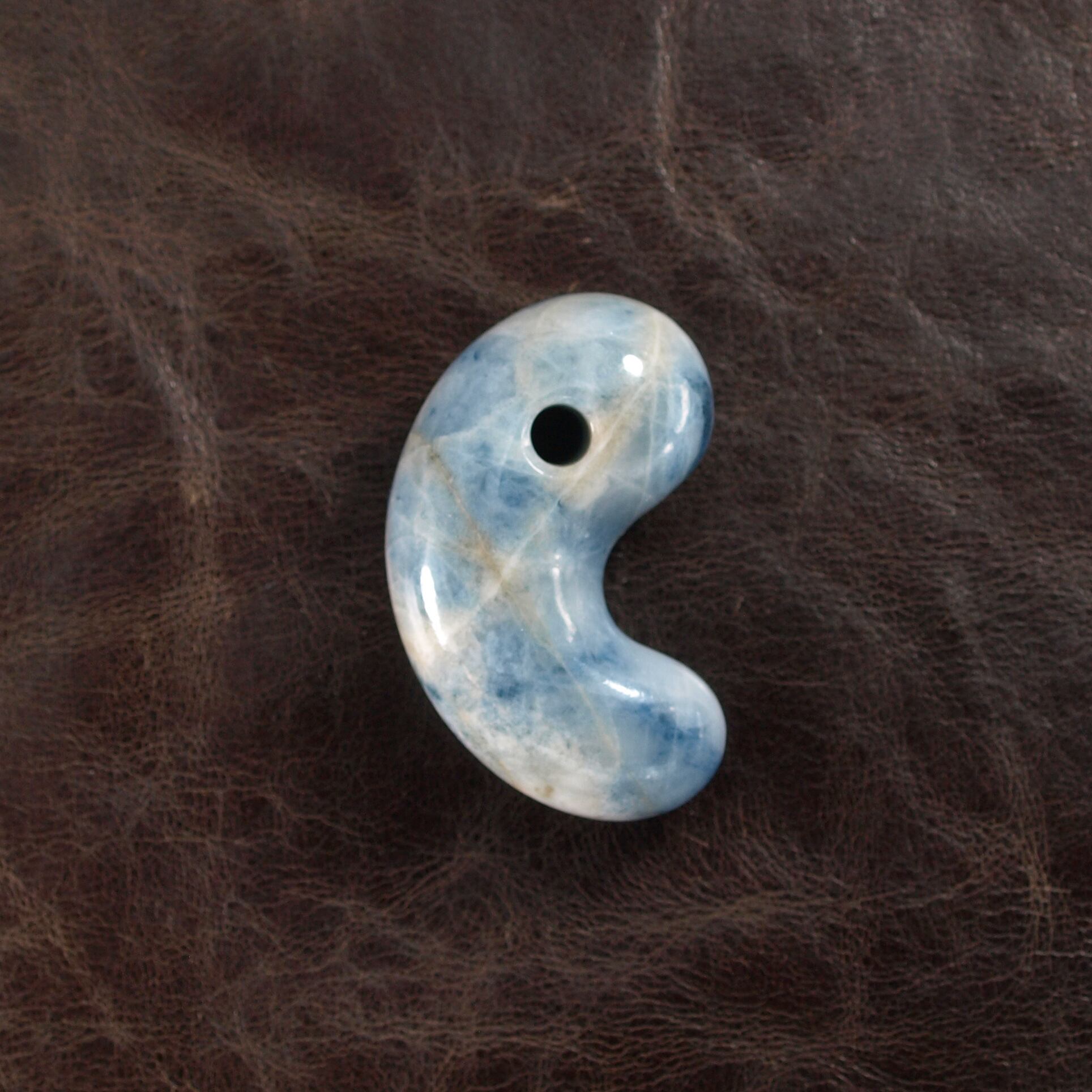 糸魚川翡翠 コン沢 青翡翠 勾玉 (大きめ) 24.5g Itoigawa Blue Jadeite