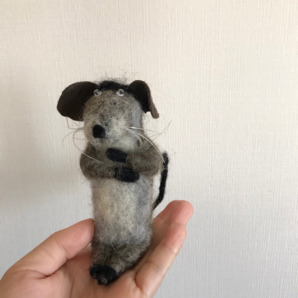 昼寝をする犬と、遊ぶネズミ』ハンドメイド作品 軽量粘土（ネムの 