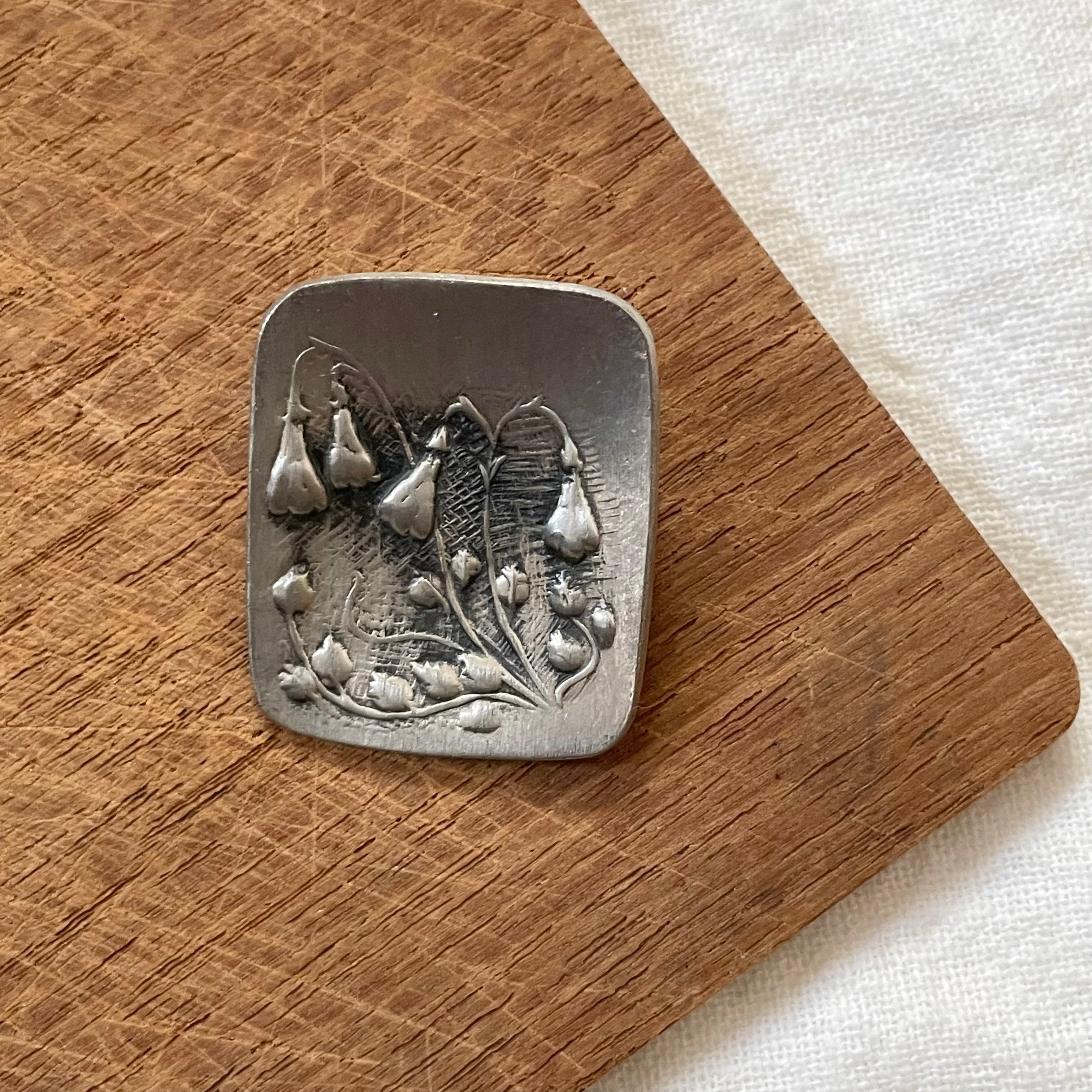 木彫りの鹿ブローチ | tsuitachi craft&brocante