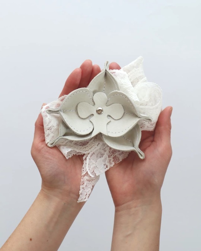 Oberees  アップサイクル 革のブローチ　フランスハンドメイド / ホワイト