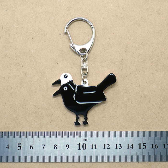 黒い鳥キャラクターとクロス型キーホルダー ヨゲンノトリ』キーホルダー ☆疫病退散！☆ 手磨き仕上げで綺麗