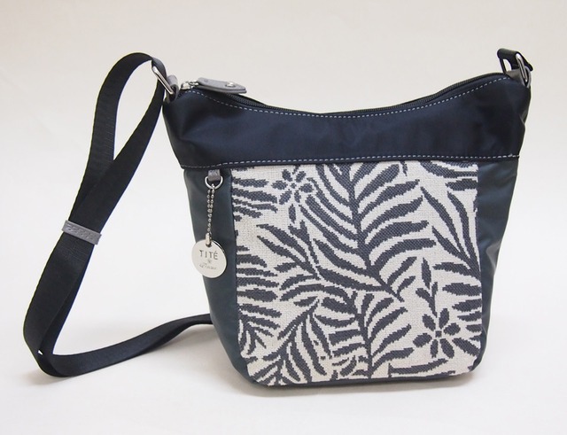 ショルダー ナイロン×ボタニカル柄軽量斜め掛け台形ショルダー アルカイック