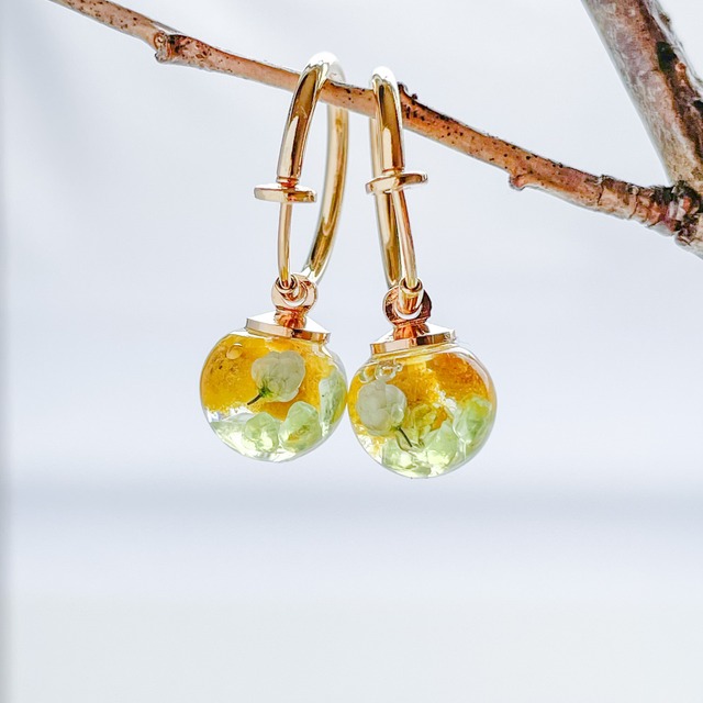 送料無料◇黄色いミモザと淡いグリーンのペリドットのフープイヤリング　シンプルで軽い2wayな春イヤリング