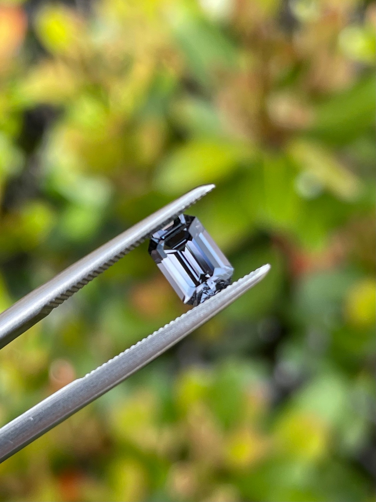 ヴァイオレティッシュグレイスピネル クラシックエメラルドカット 6.7x4.7x3.2mm, 0.89ct, モザンビーク産 -09