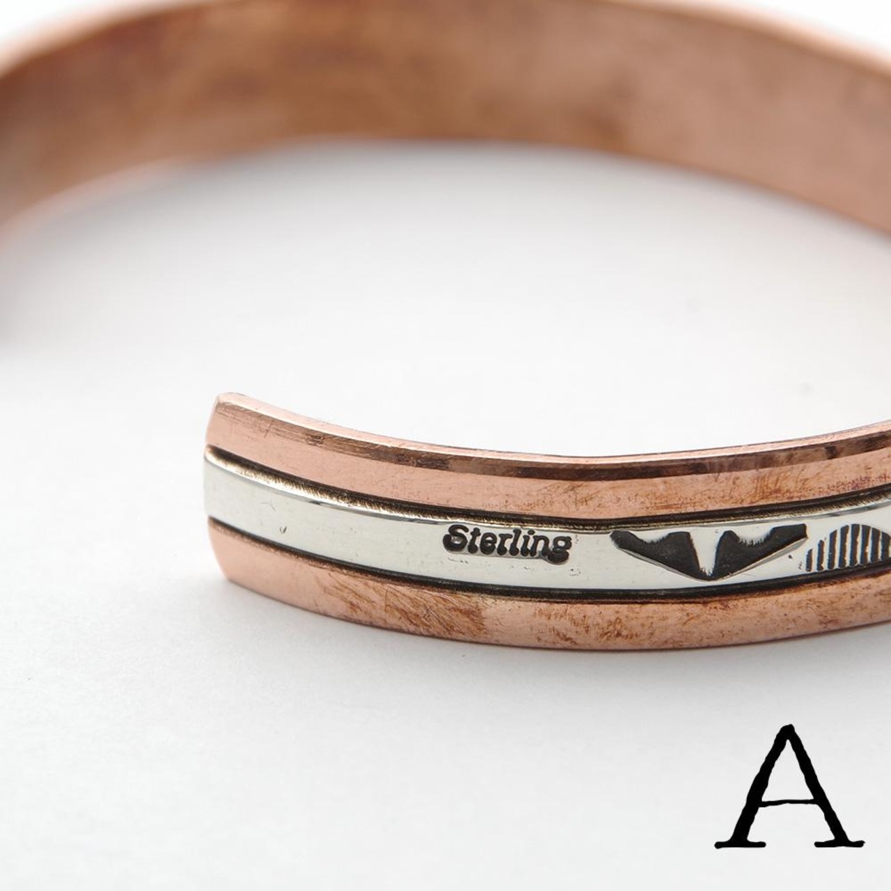 【INDIAN JEWELRY インディアンジュエリー】Navajo copper×silver Bangle By Wylie Secatero ナバホ族 銅×銀 スタンプワークバングル ワイリー・セカテロ 細幅