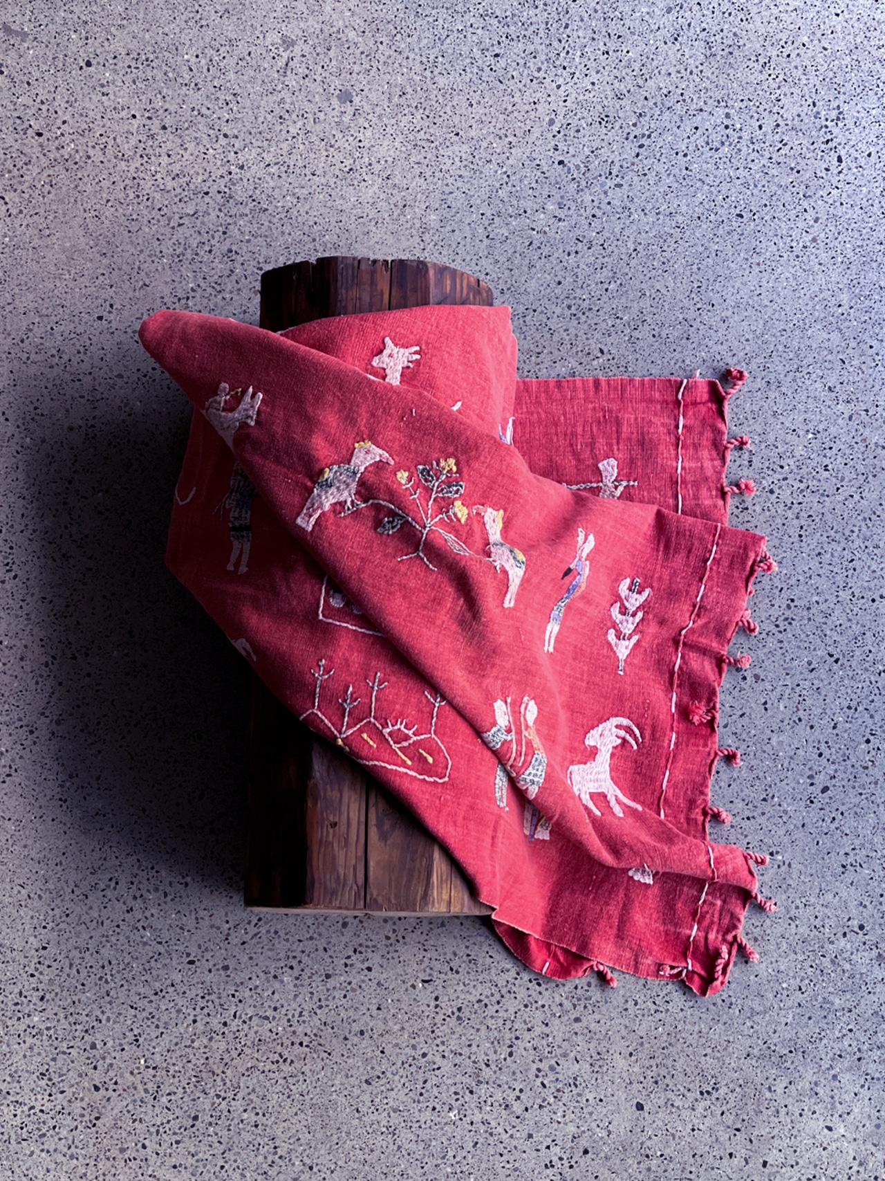 Naga tribe／Stonewashed embroidery rug（Red）