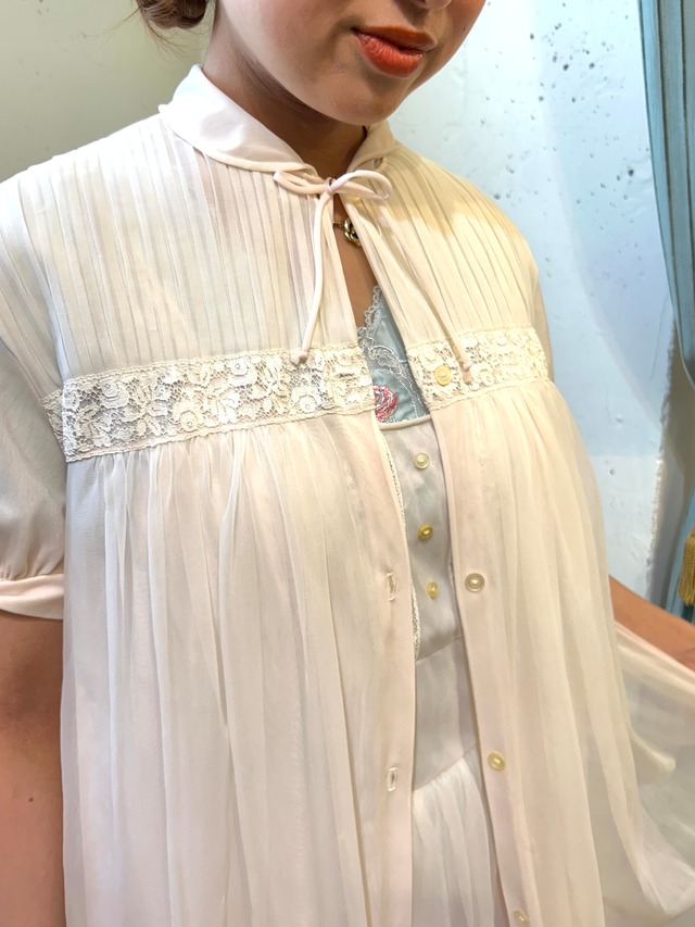 Vintage white lace shortsleeve ribbon night gown