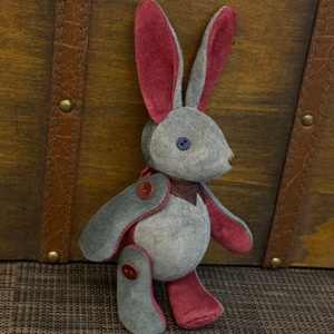 【ピッグスウェード】のベルラビ★マイスターの手作り「ベルズラビット」グレー×ワイン系　写真の1点販売です