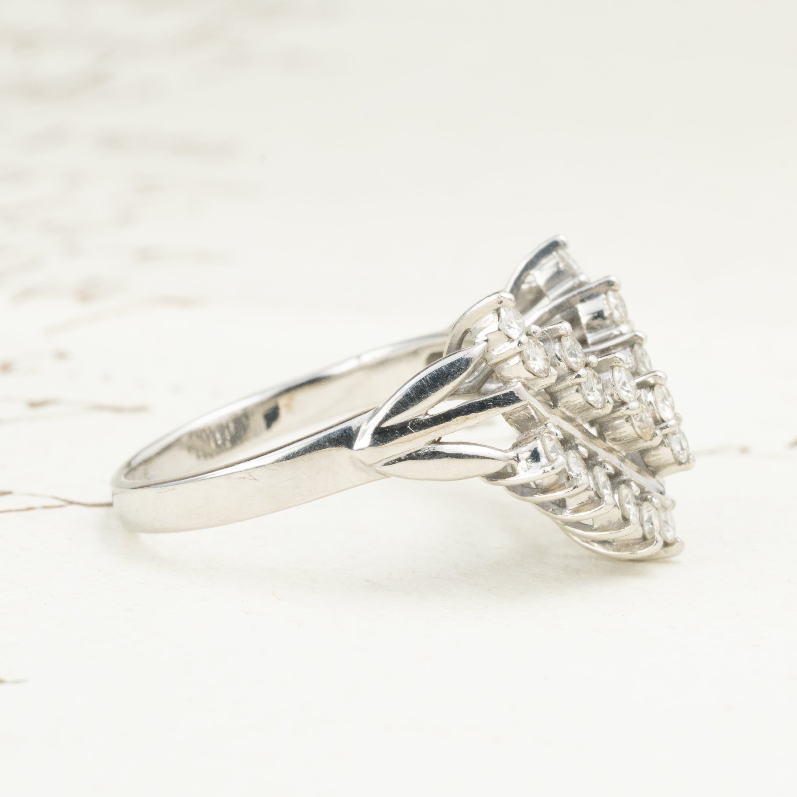 日本の作品】昭和レトロ デザイン V字 二列 デザイン リング