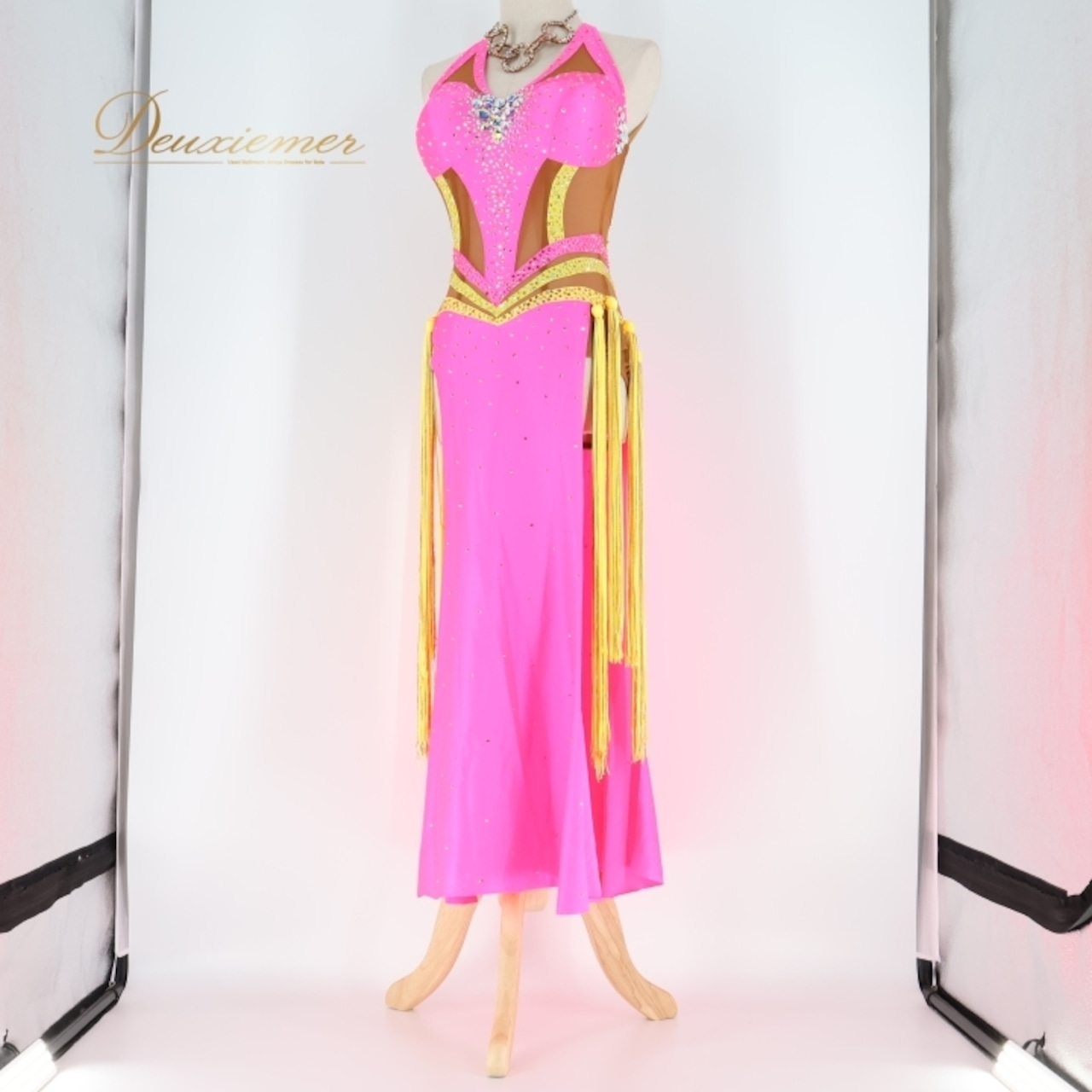 社交ダンス 衣装 チャコット Chacott ラテン ドレス ワンピース デモ 競技 ダンス パーティ 発表会 特徴的 個性的 フリンジ 蛍光 ピンク系 イエロー系 日本製 ダンス衣装 エレガント 大人用 デモ用 ドレスバッグ付き 華やか 競技用 ダンスパーティ用