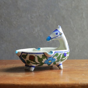 鮮やかなブルーが目を引く、馬の灰皿 1