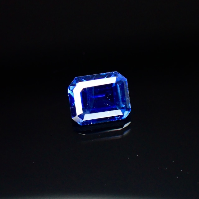 上品に輝く青い結晶 0.57ct 天然ブルーサファイア