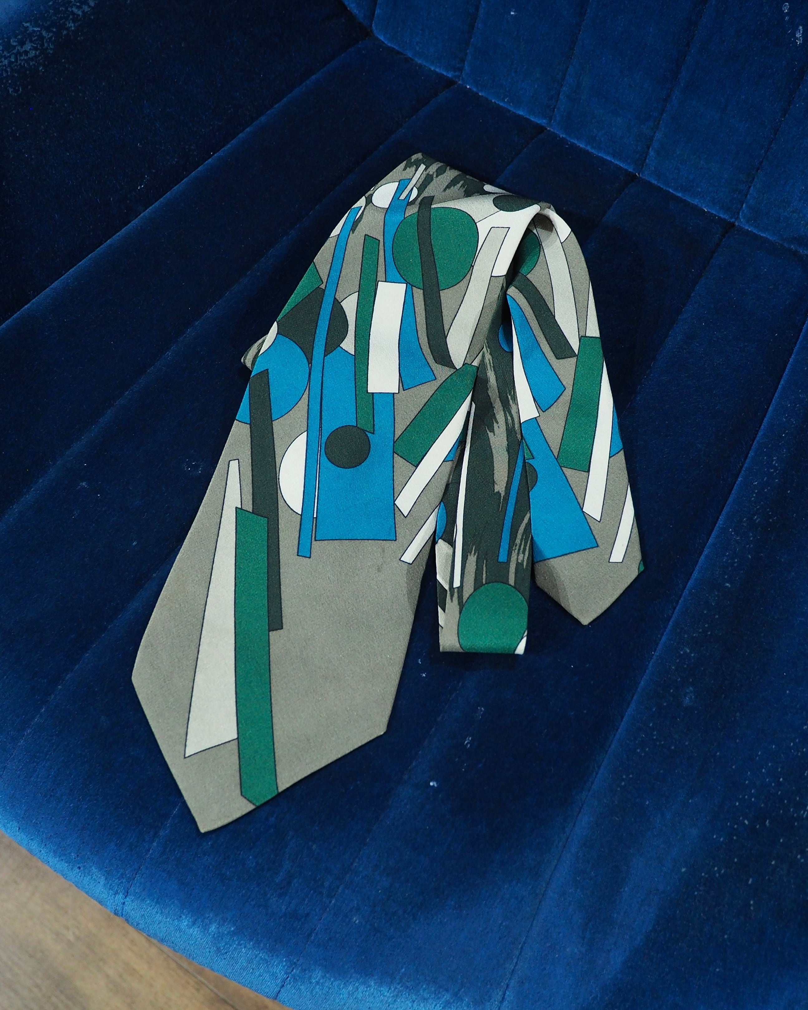 ” Zero gravity ” Geometric Art pattern vintage silk Tie