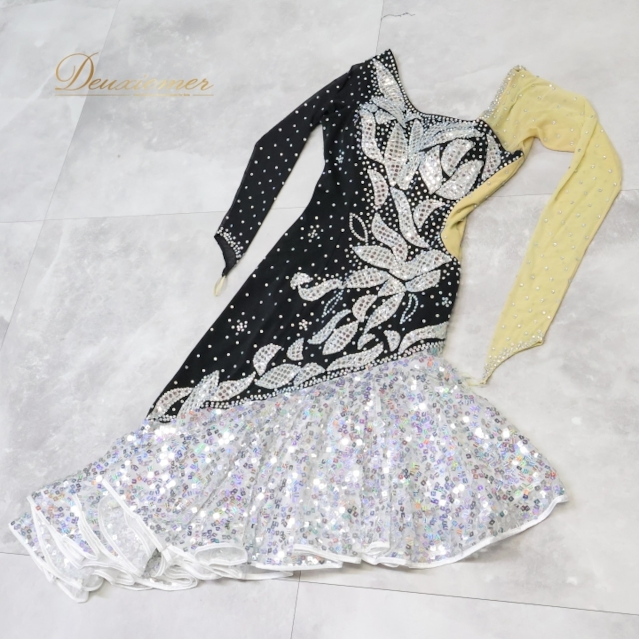 社交ダンス 衣装 ラテン ドレス ワンピース 黒 シルバー デモ 競技 ダンス パーティ 発表会 スパンコール シルバー系 ブラック系 華やか 光沢感 フロア映え エレガント 楽しむ 映える ダンス用 ステージ 衣装 女性用