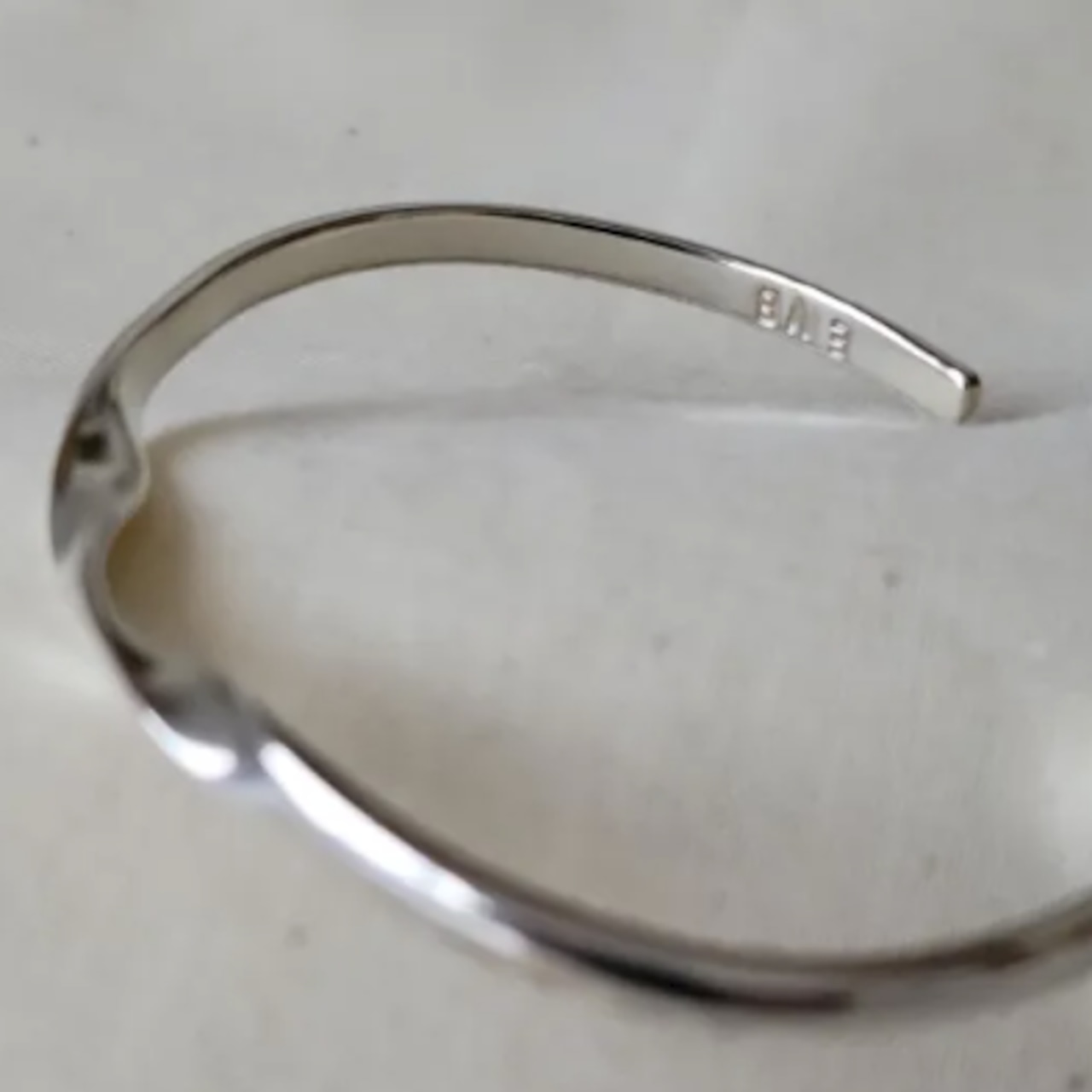 ERICKA NICOLAS BEGAY / CENTER TWIST BANGLE(L)