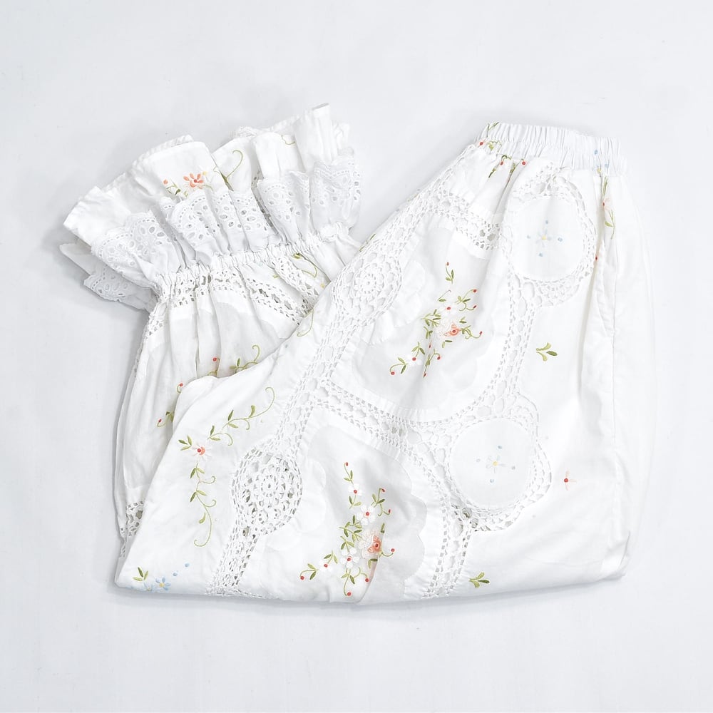 Remakeリメイク ハンドメイド 再構築 フラワー & レース 刺繍 デザイン ルーズシルエット コットン ドロワーズパンツ バルーン オフホワイト 裏地付き ユニセックスデザイン W60〜114cm