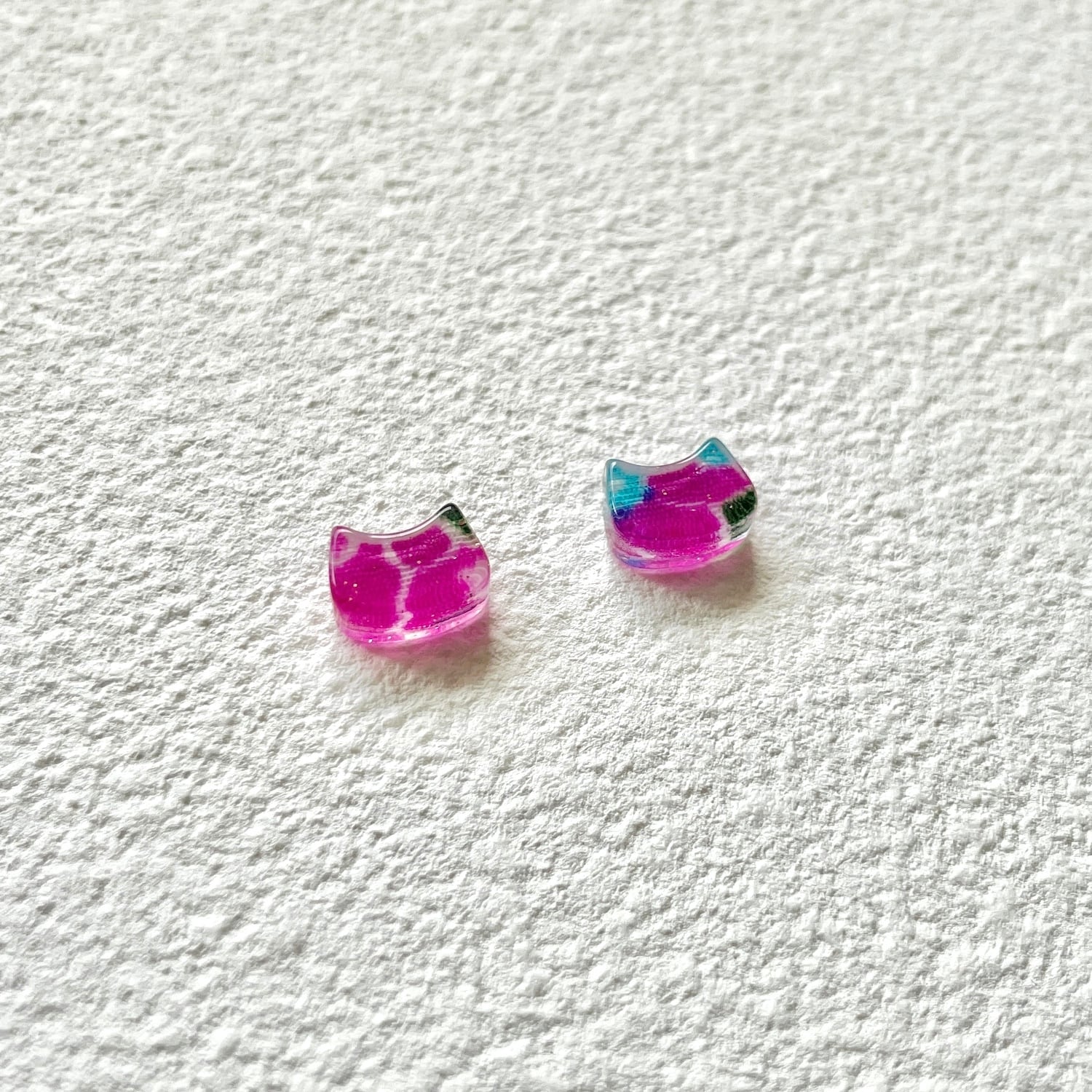 ちょっこり♡ころっとハートにゃんこ 樹脂薔薇ビジューピアス