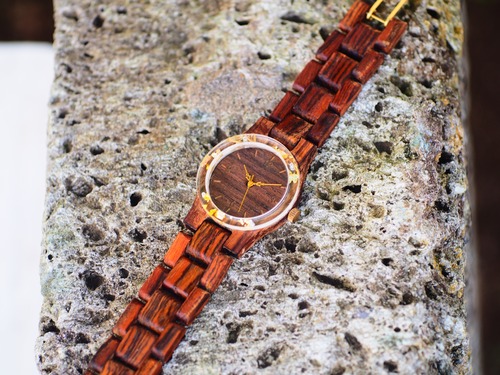 パリサンダを用いた木製腕時計（前フレームは金箔押し花）