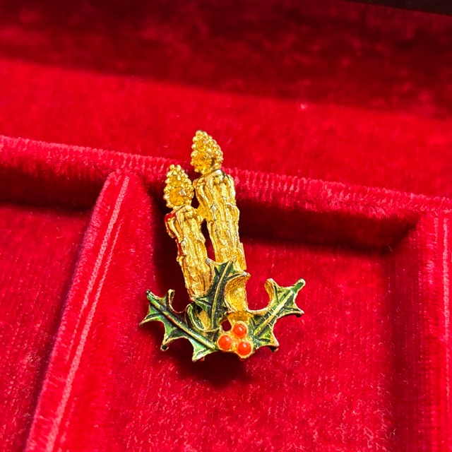 Christmas candle gold brooch