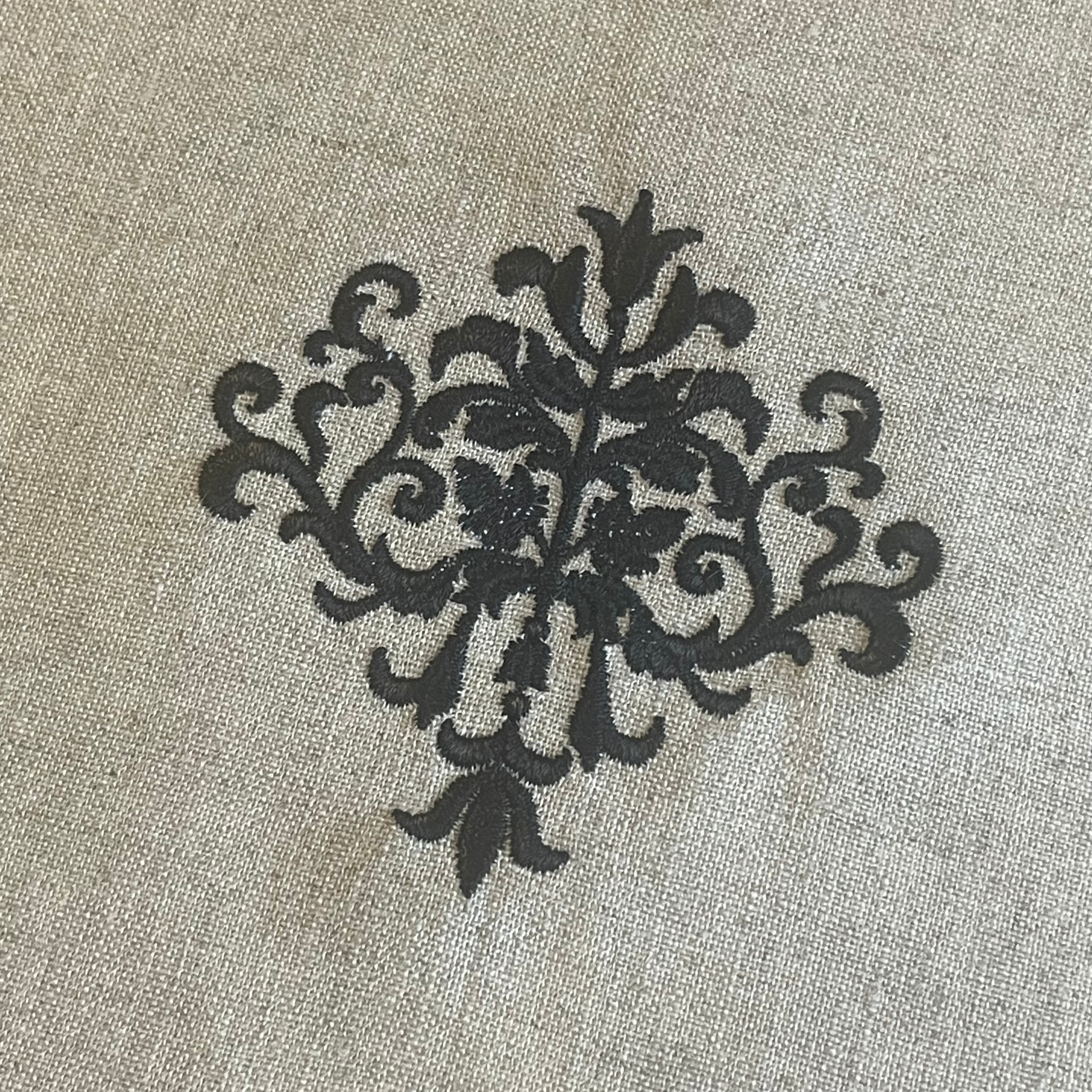 ※抹茶※フランスアンティーク　ダマスク織　ロゴ刺繍　中綿クッション付き 抹茶※フランスアンティーク ダマスク織 ロゴ刺繍 中綿クッション付き