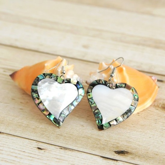 バリ島  シェル ハートのピアス   ホワイトシルバー