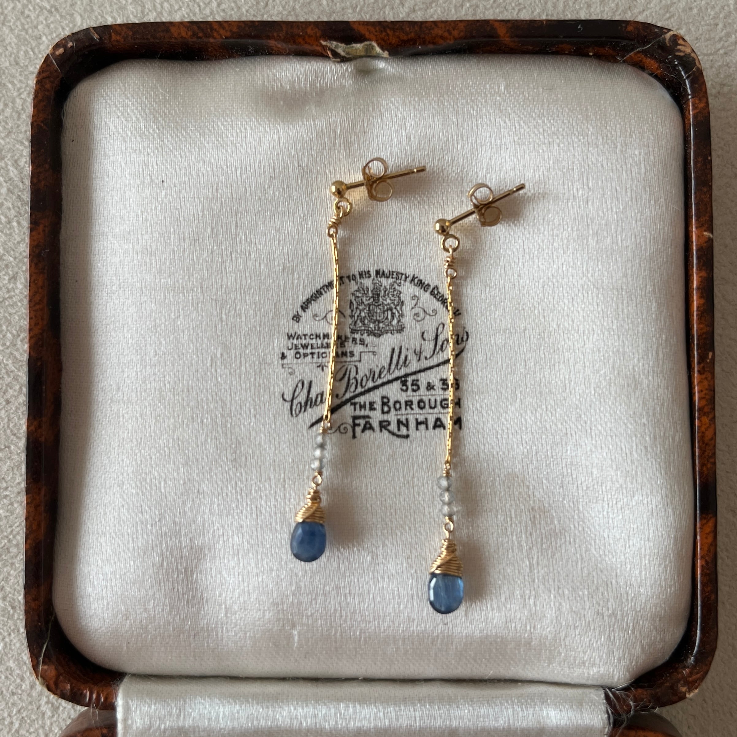 ブルーサファイアのIラインピアス