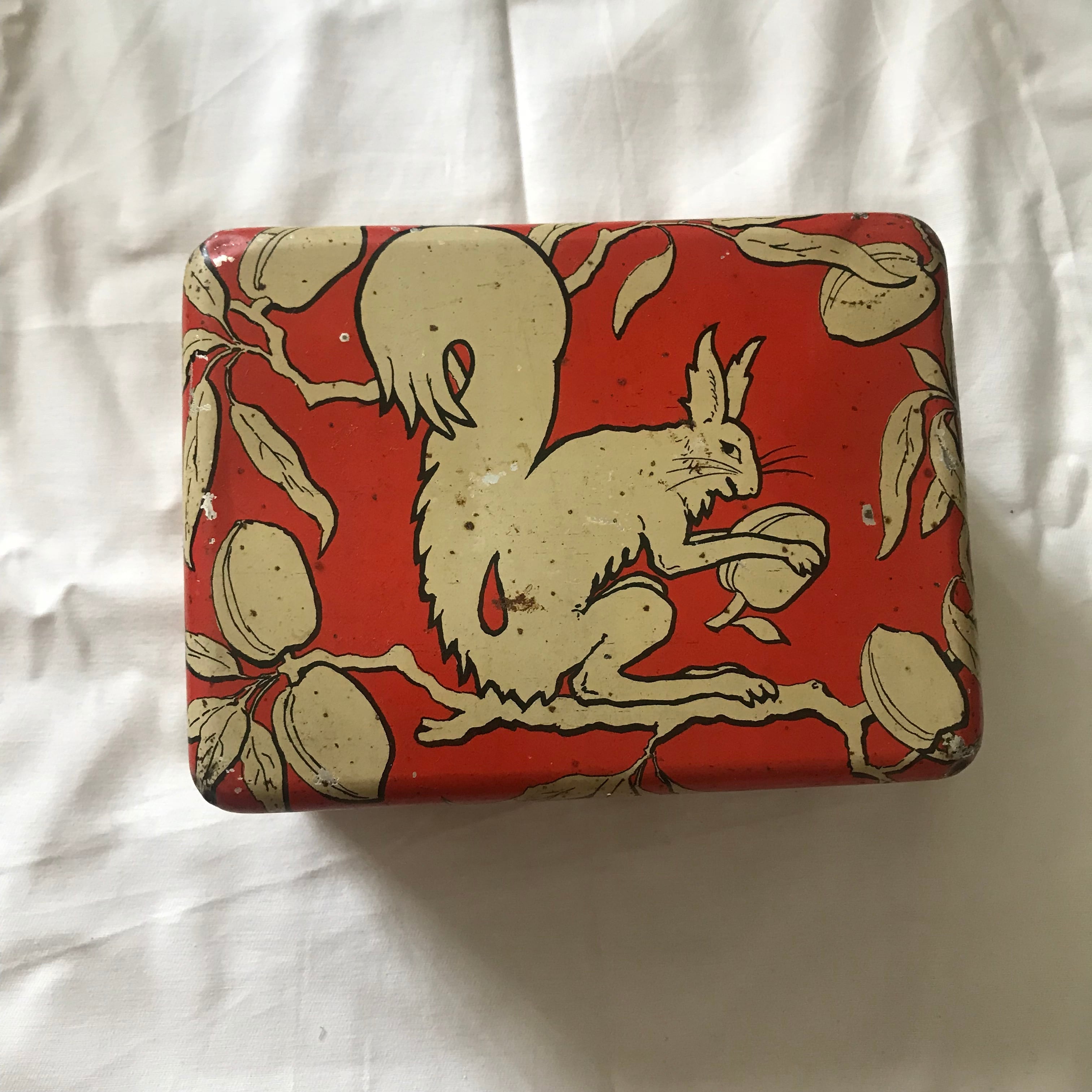 赤にリスの缶 | tsuitachi craft&brocante