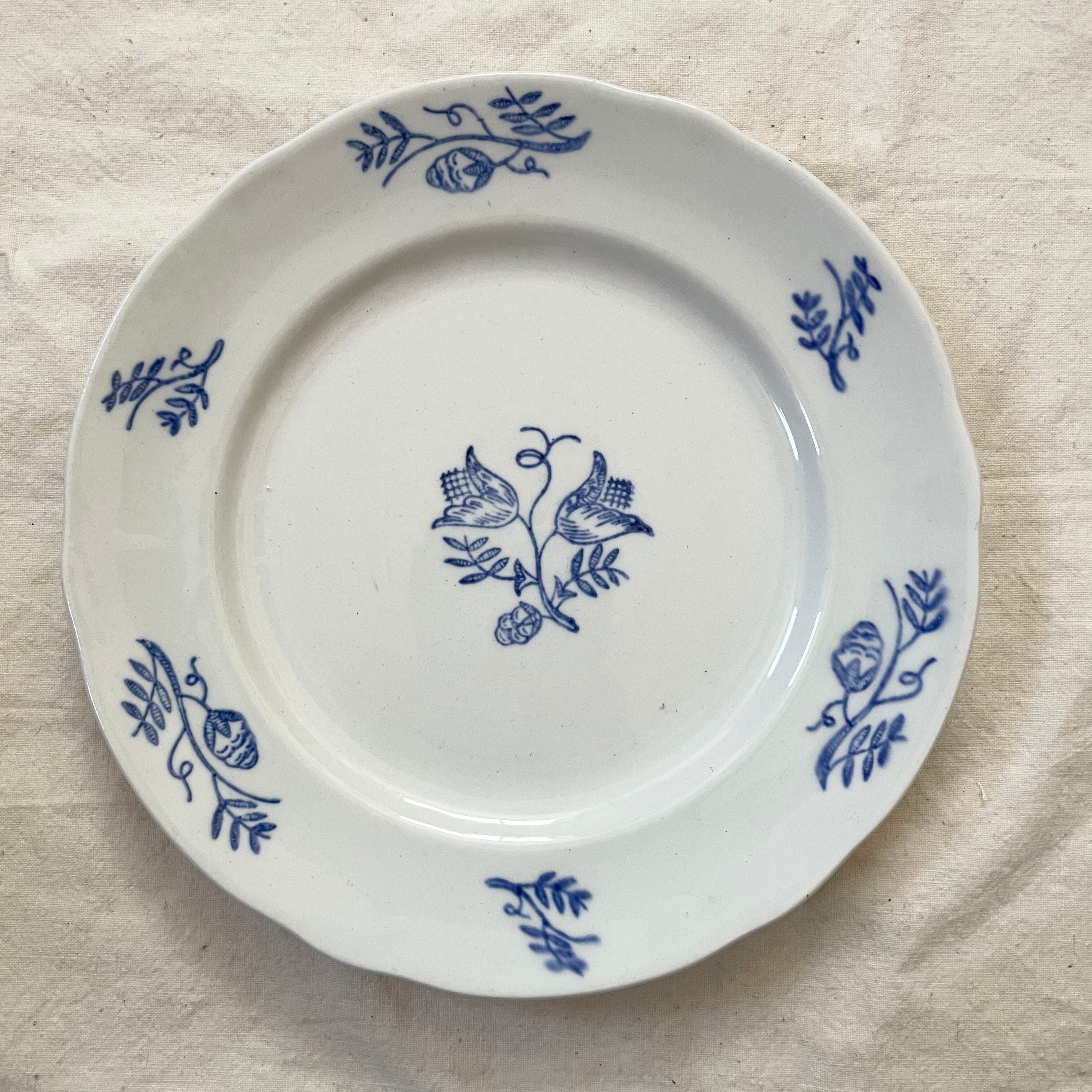 青い花模様のケーキ皿