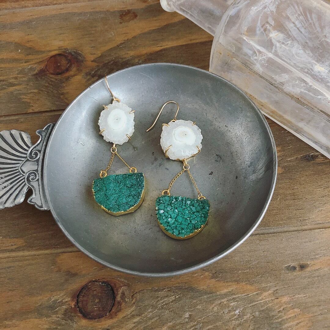 クオーツと淡水パールのアシンメトリー14kgf天然石ロングピアス