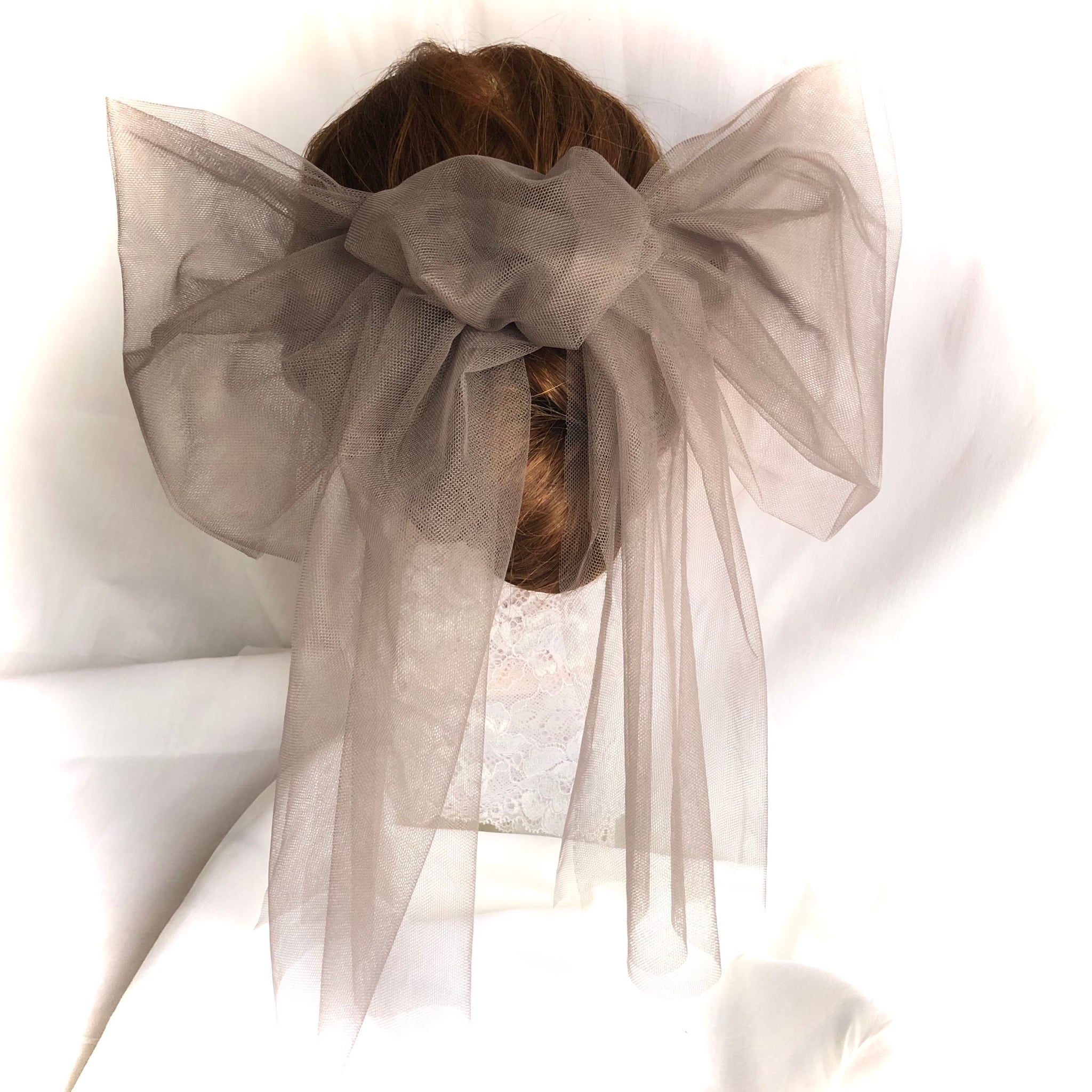 大人っぽくふんわり柔らかい雰囲気のリボン