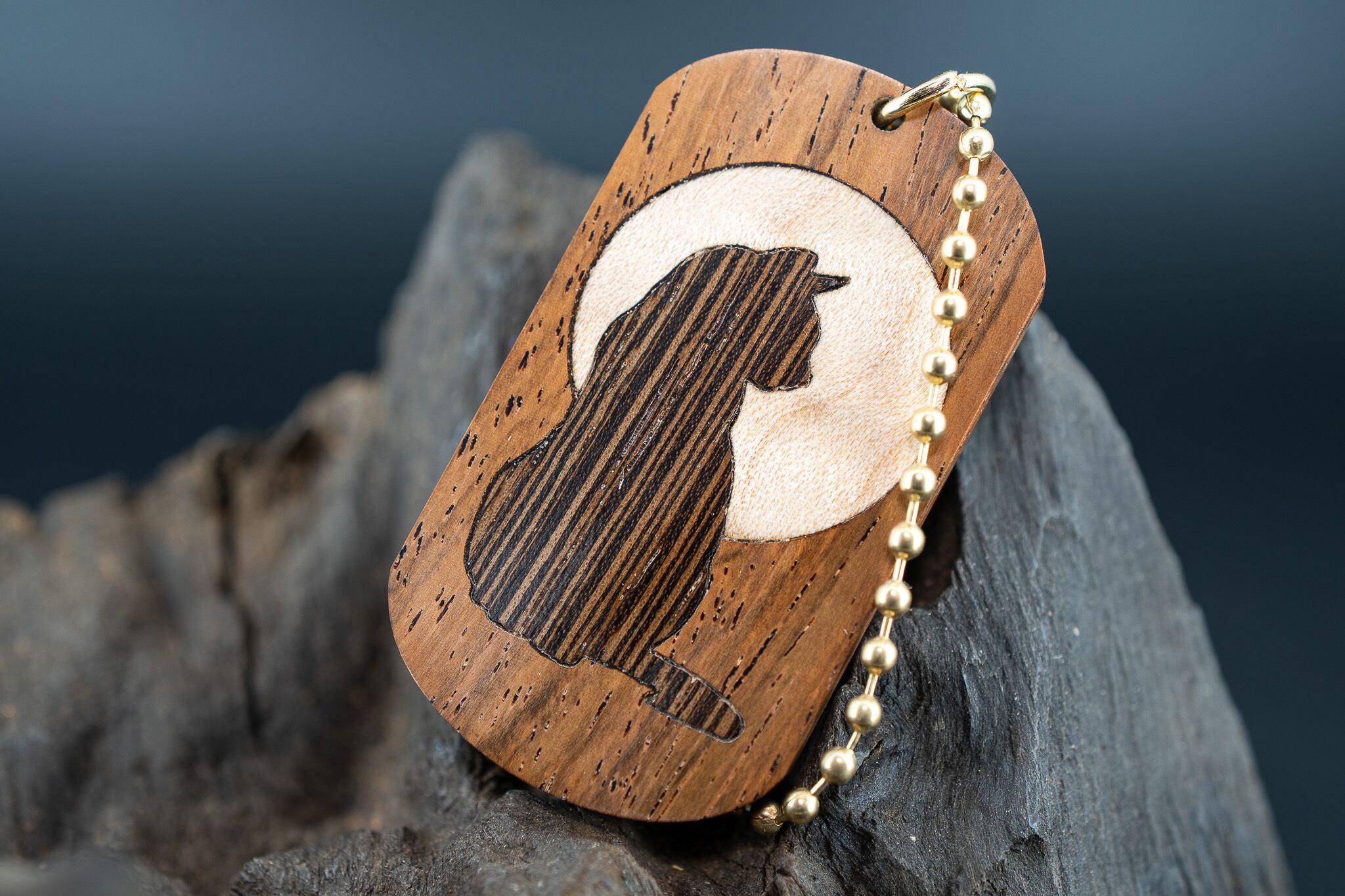 【音楽業界屈指の銘木】 ハカランダ ドッグタグ 象嵌 横を向く上品な猫