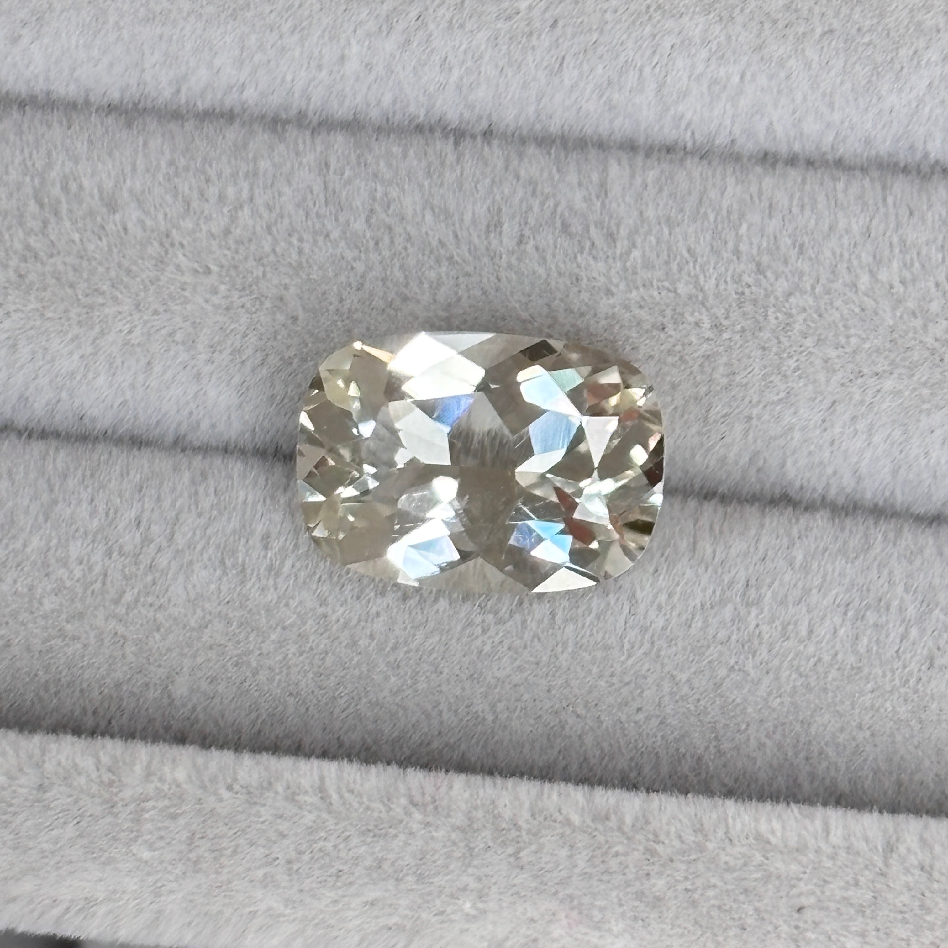 強蛍光】スキャポライト 1.65ct | EnMedel 〔 宝石ルースのおみせ〕