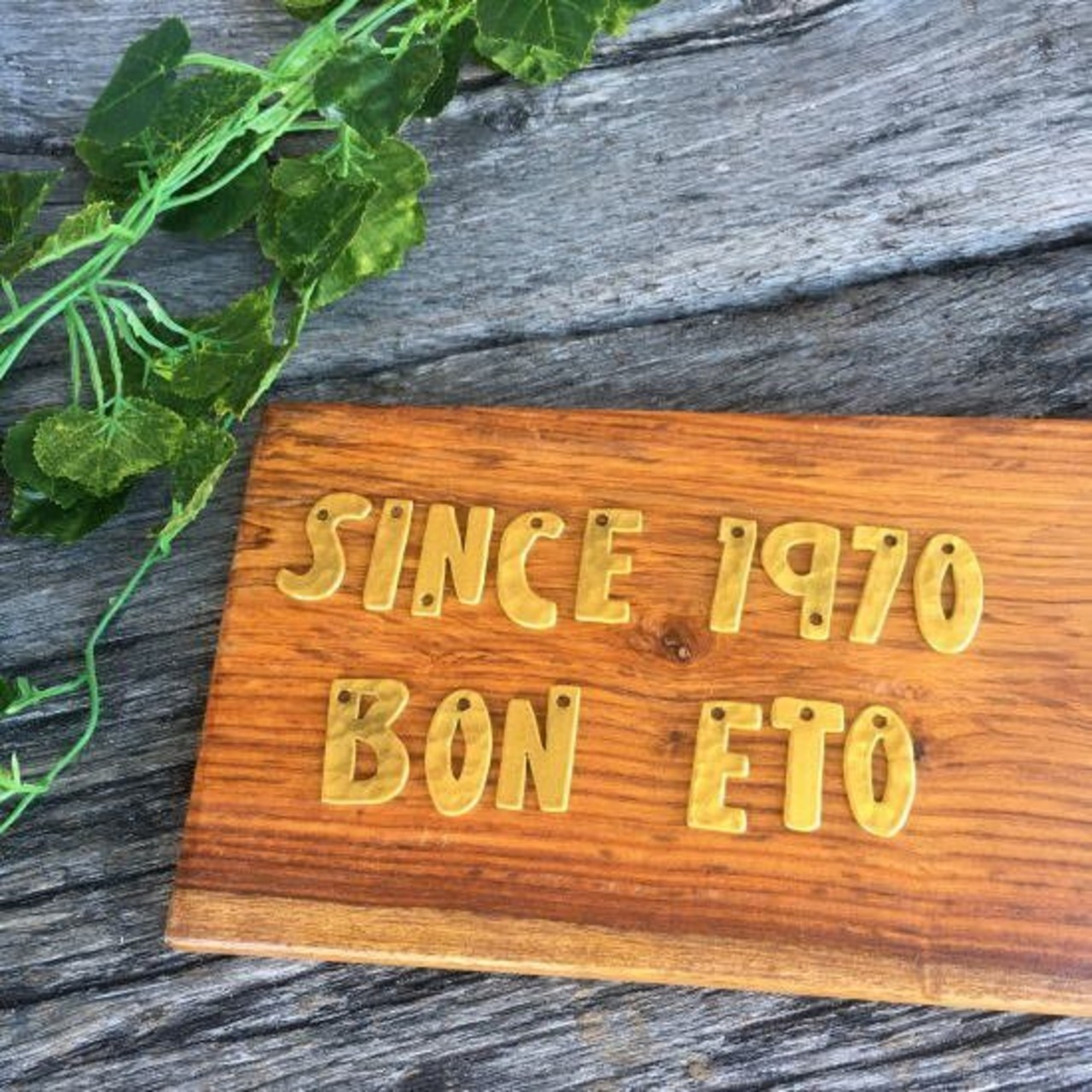 TOPANGA Zakka India Gold Hammered Iron Alphabet Plate S 3cm 　インド　ゴールドハンマーアイアンアルファベットプレート　小　看板　サインプレート　鉄　住所　店舗　表札　メール便　槌目
