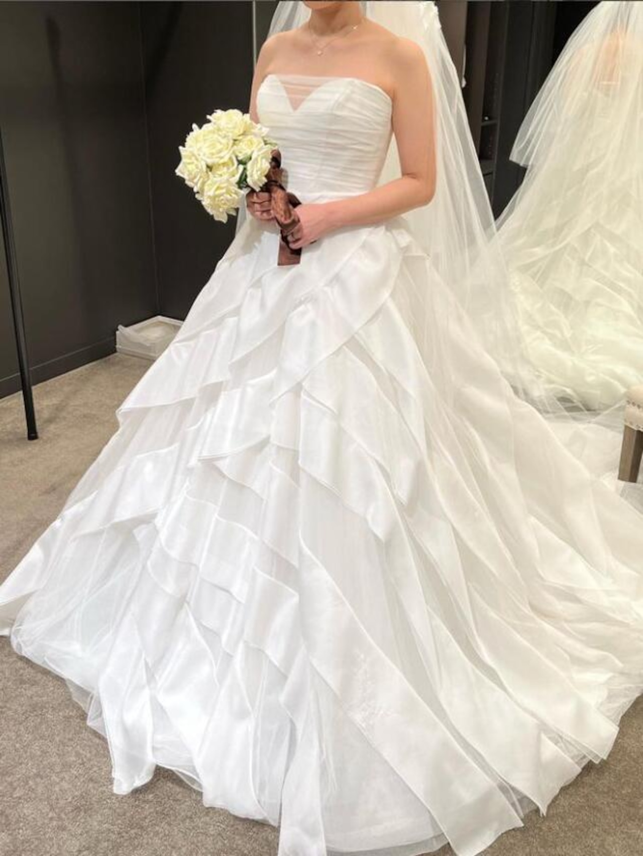 ウエディングドレス ベアトップ ラッフルフリル 肩出し 華やか  