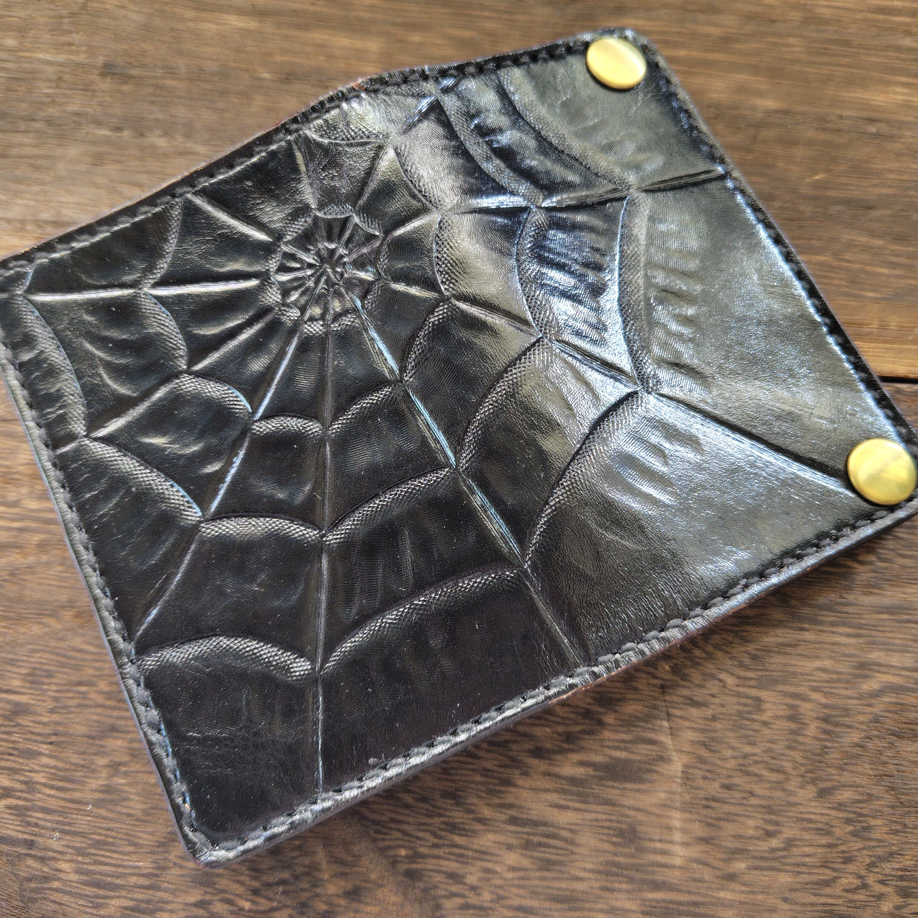 ミドル トラッカーウォレット スパイダー 蜘蛛の巣 3層 ミドル トラッカーウォレット 蜘蛛の巣 3層 | ニコボーイレザー