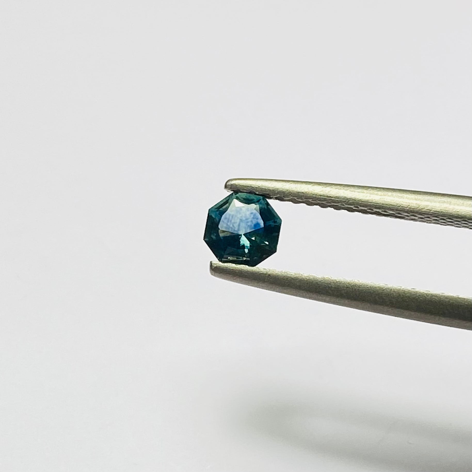 混ざり合ったテールブルーグラデが素敵なモンタナサファイア