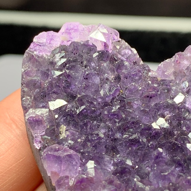 4.ハートアメジストクラスターに住み着いているフローライトハリネズミさん