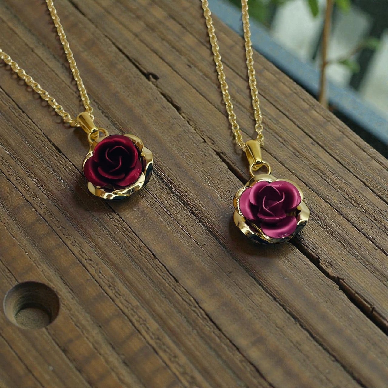 二重カラーのメタルローズネックレス｜色鮮やかなフラワーペンダント