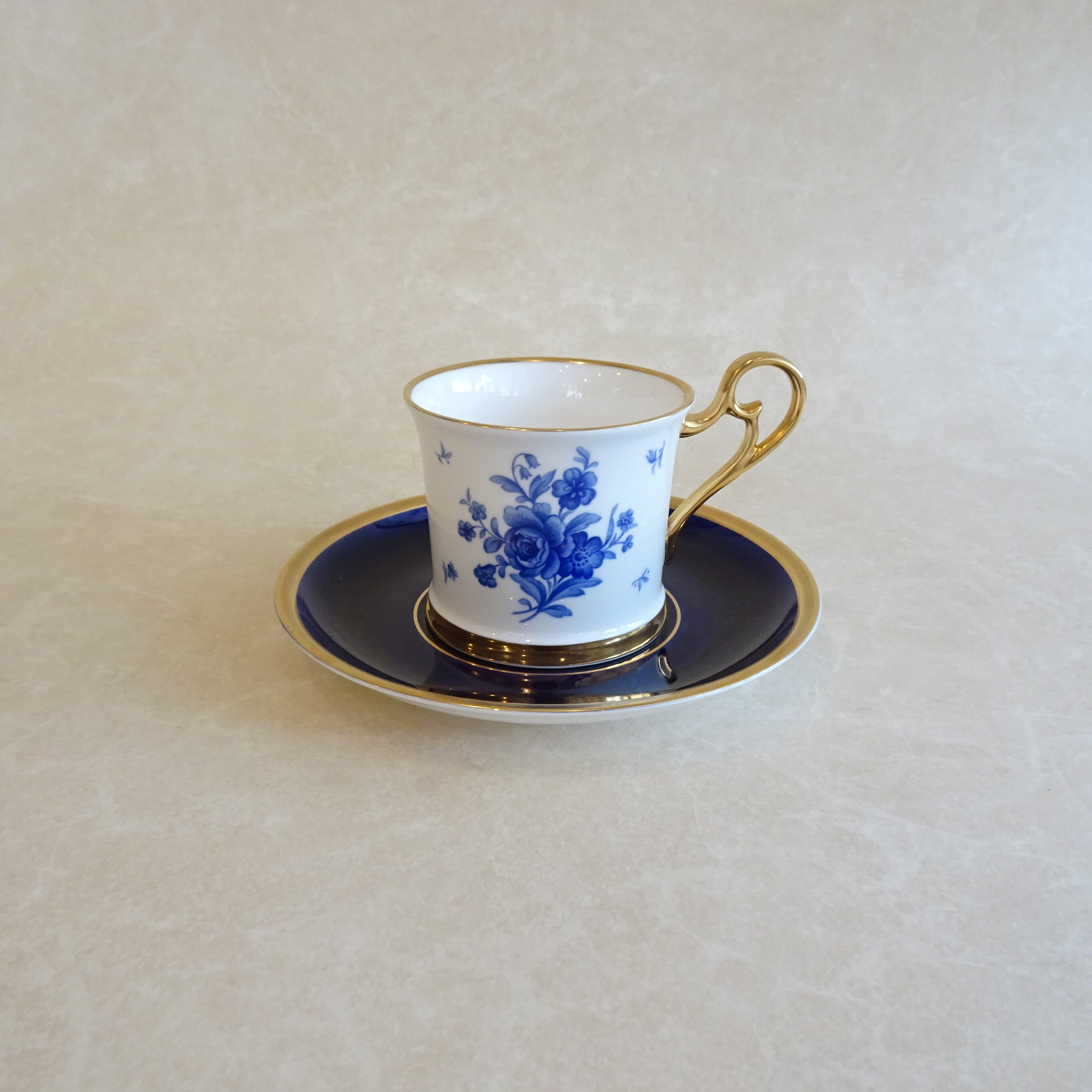 Sango 花柄の群青カップ&ソーサー