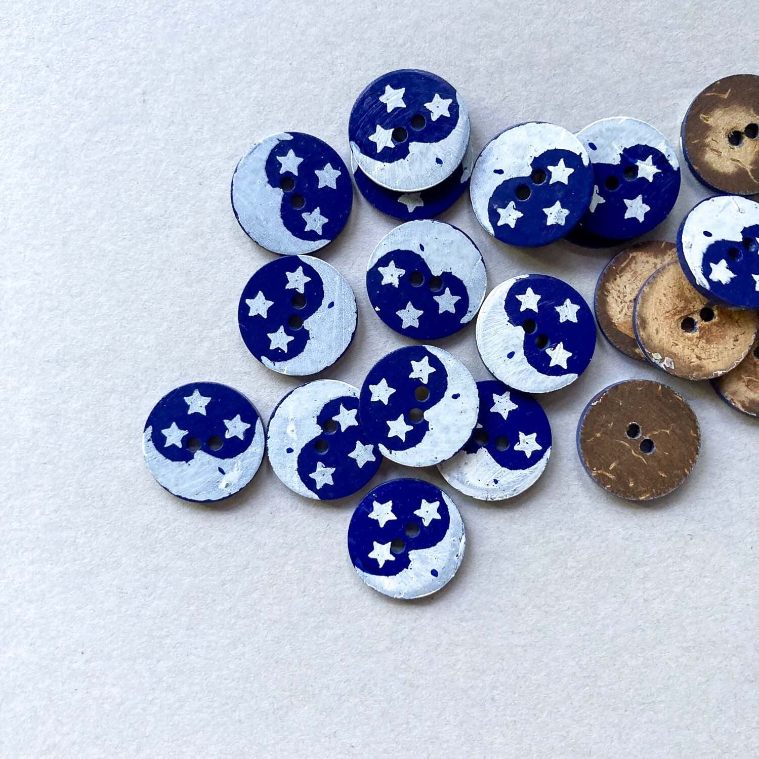 ココナツボタン 白い三日月と星（20mm） | Dua-アクセサリーパーツショップ