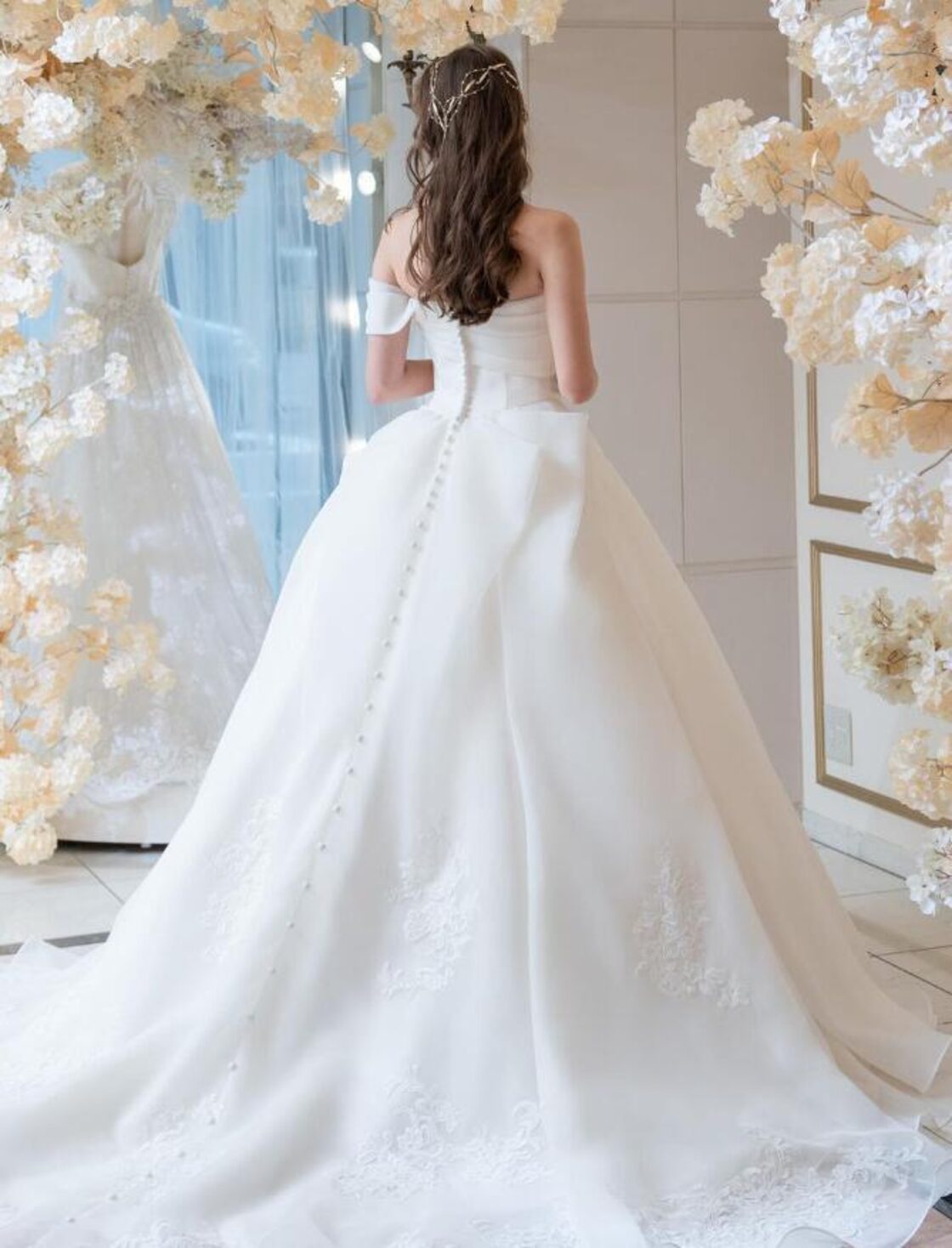 ウエディングドレス ワンショルダー くるみボタン 裾に繊細レースを  