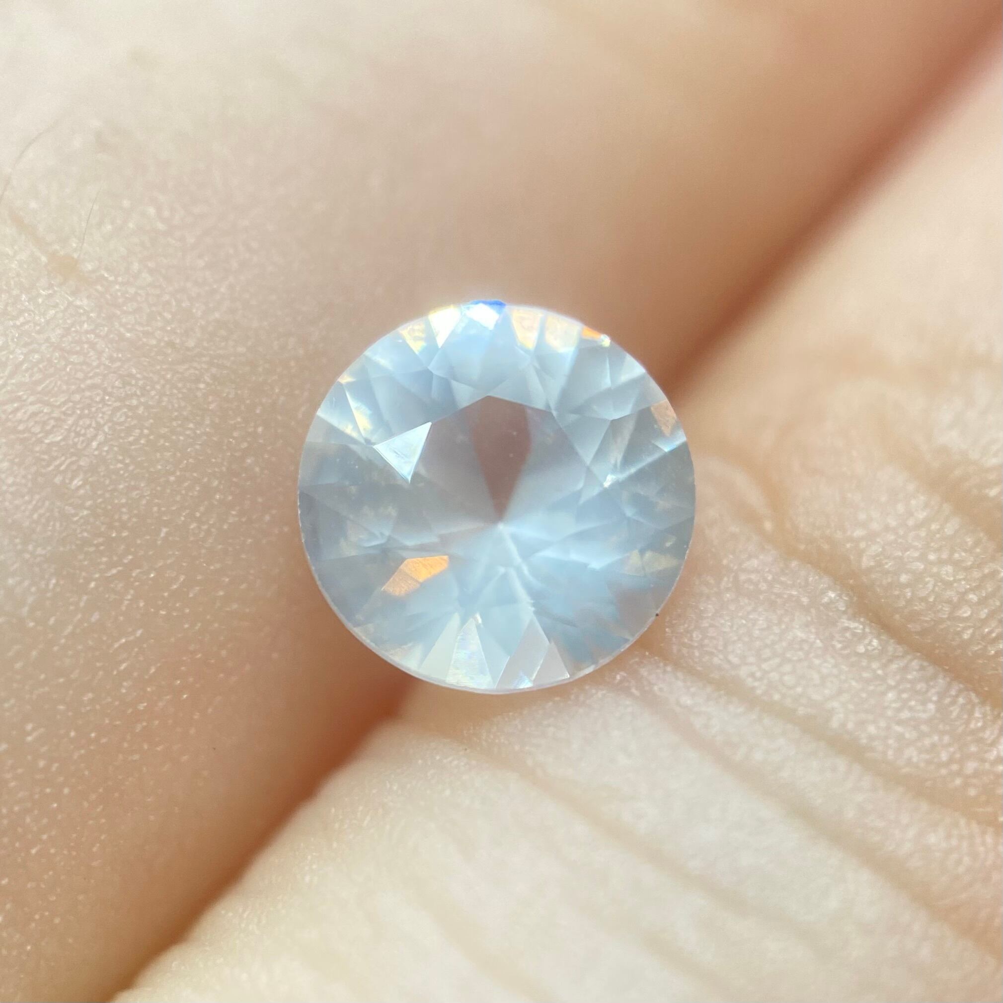 シルキーホワイトの美しいサファイア