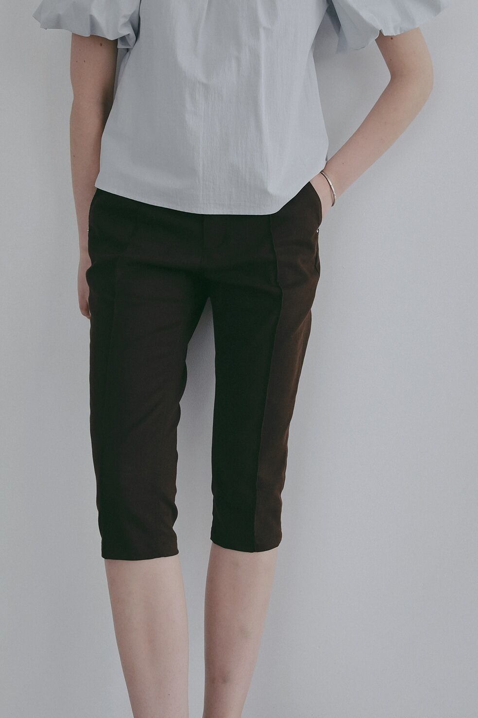 MANOF STRETCH CAPRI PANTS | FLICKA ASHIYA