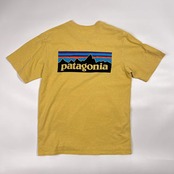 patagonia パタゴニア REGULAR FIT  背面 ロゴ デザイン 半袖 Tシャツ サイズ XS/マスタード イエロー系 メンズ リサイクル素材 アウトドア