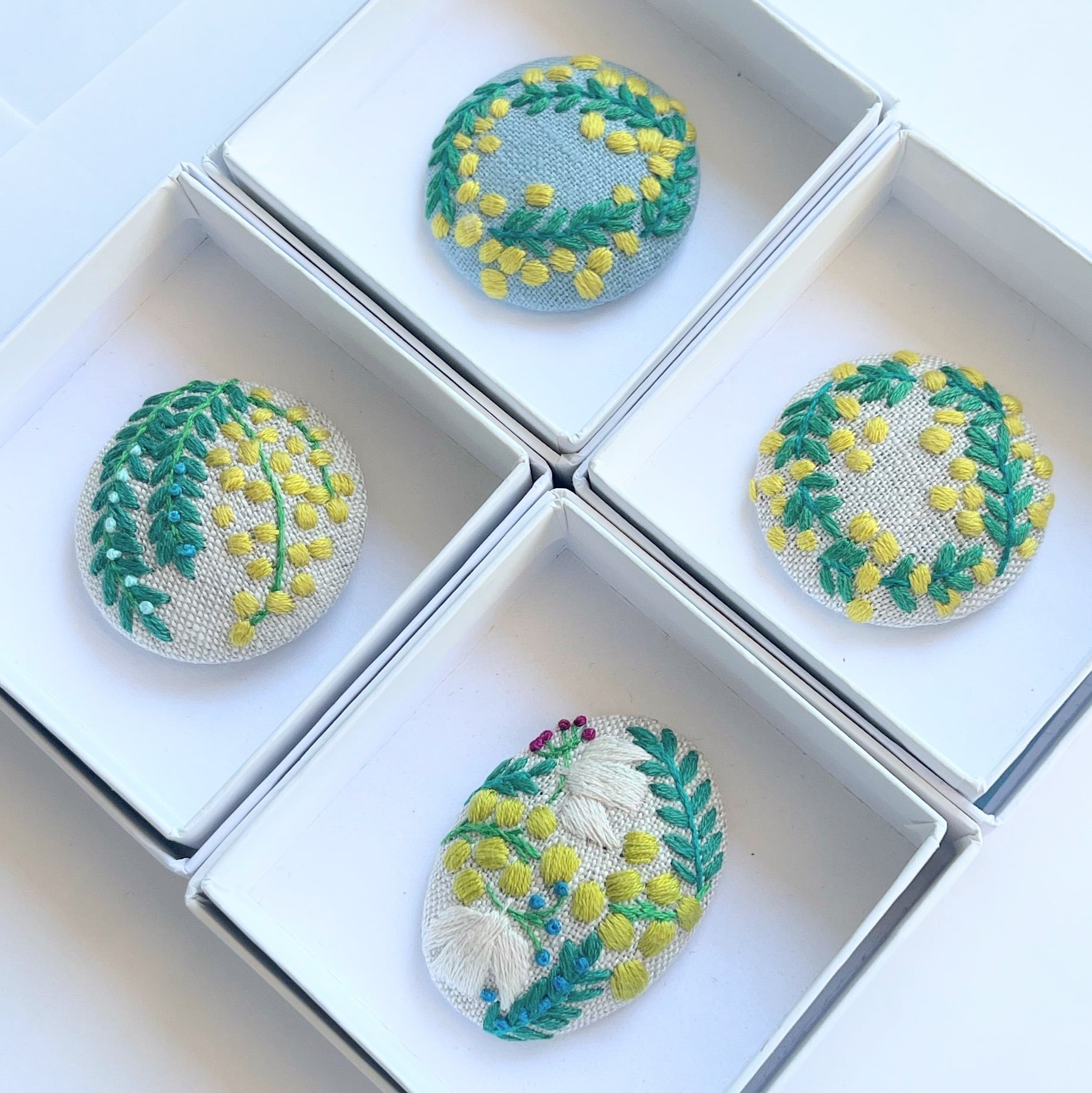 北欧風ことりとミモザの刺繍ブローチ【hokuo】#351 | j.couture