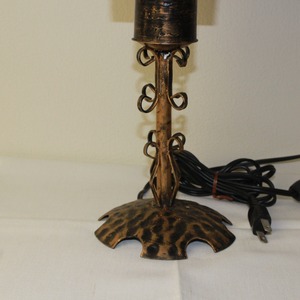 暮らしの端を照らすスタンドランプ